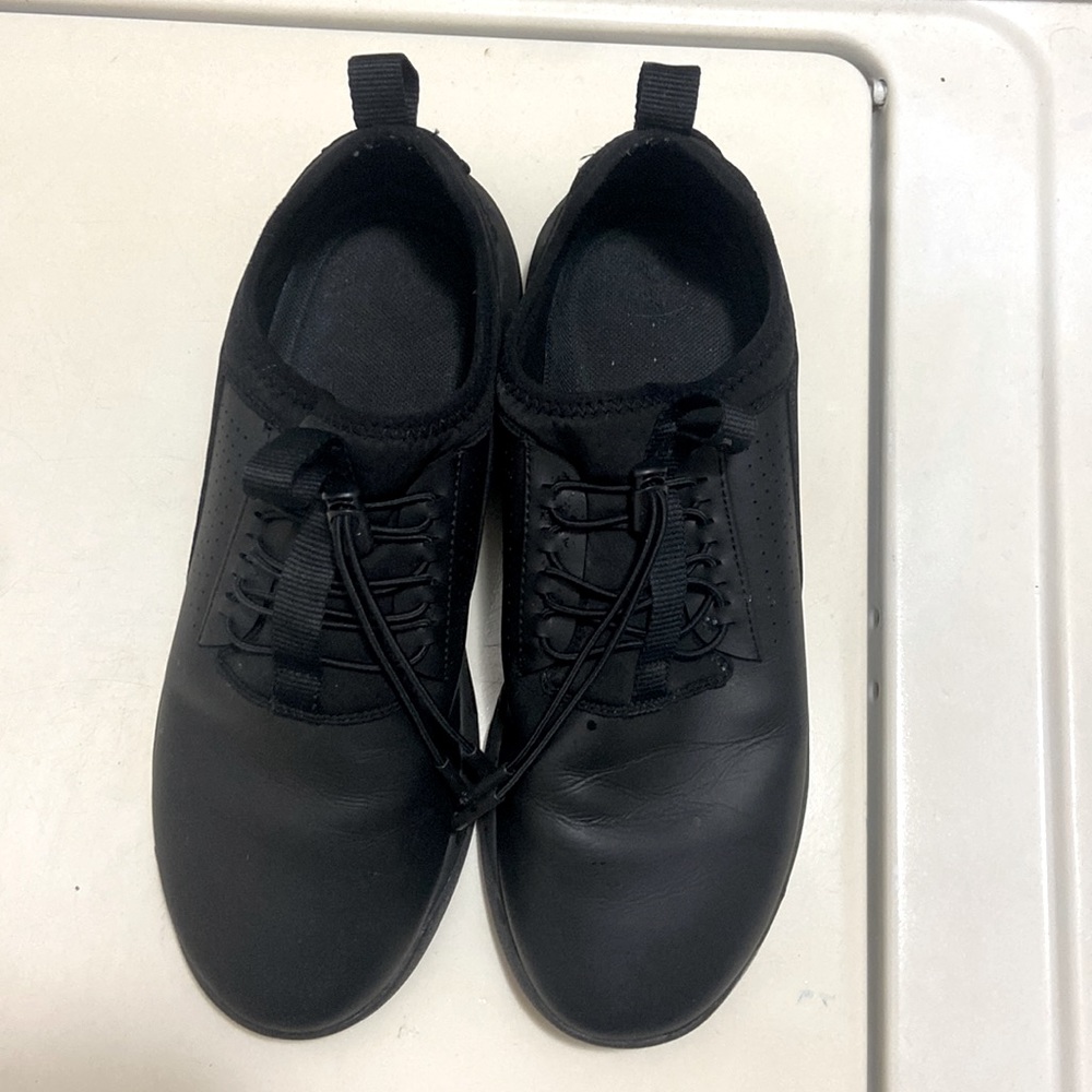 Gently used women’s 10 Clove Sneakers. All black, fluid resistant.